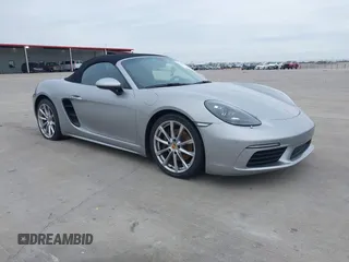 2019 Porsche 718 Boxster z VIN WP0CA2A84KS210215, wystawiony jako IAAI lot #41284637 z przebiegiem 43 965 mil mil oraz . Historia ofert i sprzedaży dostępna na DreamBid. Obrazek 1.
