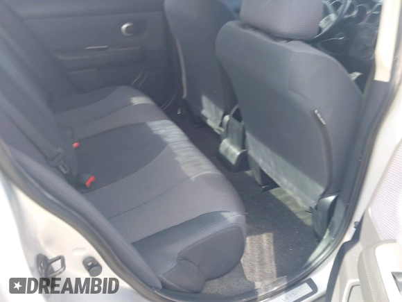 2008 Nissan Versa S z VIN 3N1BC11E68L405992, wystawiony jako IAAI lot #42060826 z przebiegiem 142 956 mil mil oraz . Historia ofert i sprzedaży dostępna na DreamBid. Obrazek 8.