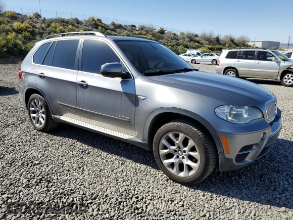 2013 BMW X5 xDrive35i z VIN 5UXZV4C59D0E01402, wystawiony jako Copart lot #55064725 z przebiegiem 108 373 mil mil oraz Szkody całkowita. Historia ofert i sprzedaży dostępna na DreamBid. Obrazek 4.