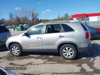 2013 Kia Sorento LX z VIN 5XYKT4A65DG354509, wystawiony jako IAAI lot #41996451 z przebiegiem 97 647 mil mil oraz . Historia ofert i sprzedaży dostępna na DreamBid. Obrazek 14.
