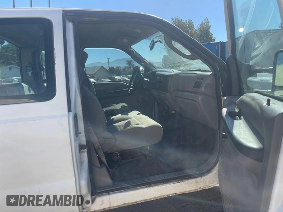 2001 Ford F-250 XL z VIN 3FTNX21L81MA87019, wystawiony jako Copart lot #64358625 z przebiegiem 177 555 mil mil oraz Czysty tytuł • Clean title. Historia ofert i sprzedaży dostępna na DreamBid. Obrazek 5.