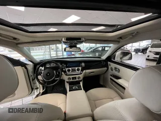 2010 Rolls-Royce Ghost z VIN SCA664S57AUX48643, wystawiony jako Copart lot #83959114 z przebiegiem 52 605 mil mil oraz Tytuł czysty. Historia ofert i sprzedaży dostępna na DreamBid. Obrazek 9.