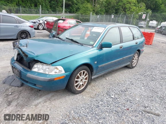 2001 Volvo V40 z VIN YV1VW29531F656295, wystawiony jako IAAI lot #42280990 z przebiegiem 175 196 mil mil oraz . Historia ofert i sprzedaży dostępna na DreamBid. Obrazek 2.