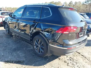 2023 Volkswagen Tiguan SE z VIN 3VVMB7AX7PM032629, wystawiony jako IAAI lot #41441468 z przebiegiem 52 518 mil mil oraz . Historia ofert i sprzedaży dostępna na DreamBid. Obrazek 3.