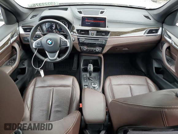 2021 BMW X1 xDrive28i z VIN WBXJG9C09M5T16797, wystawiony jako Copart lot #49322375 z przebiegiem 51 240 mil mil oraz Szkoda całkowita • Salvage title. Historia ofert i sprzedaży dostępna na DreamBid. Obrazek 8.