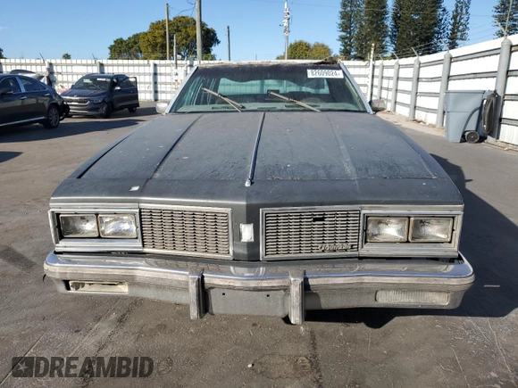 1984 Oldsmobile 88 z VIN 1G3AN69Y0EM827157, wystawiony jako Copart lot #82609024 z przebiegiem 525 834 mil mil oraz Czysty tytuł • Clean title. Historia ofert i sprzedaży dostępna na DreamBid. Obrazek 5.