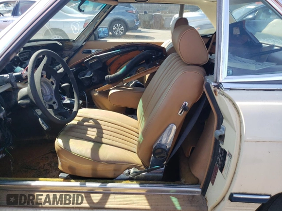1984 Mercedes-Benz 380 SL z VIN WDBBA45AXEA014440, wystawiony jako Copart lot #71004334 z przebiegiem Nie podano mil oraz Czysty tytuł • Clean title. Historia ofert i sprzedaży dostępna na DreamBid. Obrazek 7.