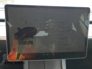 2022 Tesla Model 3 z VIN 5YJ3E1EA9NF304409, wystawiony jako Copart lot #58600755 z przebiegiem Nie podano mil oraz Szkoda całkowita • Salvage title. Historia ofert i sprzedaży dostępna na DreamBid. Obrazek 9.