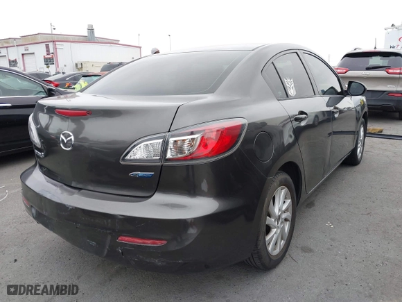 2013 Mazda Mazda3 i Grand Touring with VIN JM1BL1WP9D1758445, listed as a IAAI auction lot 41847918 with 140,833 mi miles. Bid and sale history available at carsss.com. Image 4.