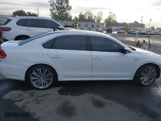 2015 Volkswagen Passat 1.8T SE w/Sunroof & Nav with VIN 1VWBT7A31FC051500, listed as a IAAI auction lot 41240350 with 93,829 mi miles. Bid and sale history available at carsss.com. Image 14.