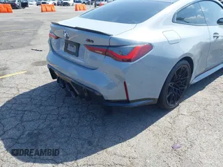 2024 BMW M4 Competition z VIN WBS33AZ05RCP68753, wystawiony jako IAAI lot #42143172 z przebiegiem 6736 mil mil oraz . Historia ofert i sprzedaży dostępna na DreamBid. Obrazek 4.