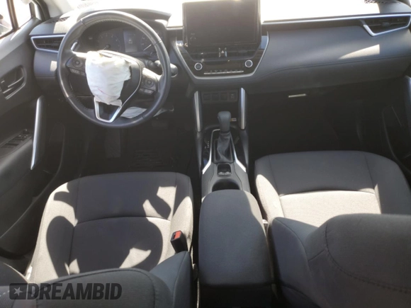 2023 Toyota Corolla Cross LE z VIN 7MUCAAAG5PV052829, wystawiony jako Copart lot #47858245 z przebiegiem 8490 mil mil oraz Szkody całkowita. Historia ofert i sprzedaży dostępna na DreamBid. Obrazek 8.
