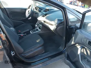 2017 Ford Fiesta SE z VIN 3FADP4BJ6HM125903, wystawiony jako IAAI lot #41376018 z przebiegiem 114 628 mil mil oraz . Historia ofert i sprzedaży dostępna na DreamBid. Obrazek 5.