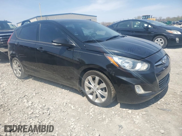 2013 Hyundai Accent SE z VIN KMHCU5AE1DU075065, wystawiony jako Copart lot #51508615 z przebiegiem 196 419 mil mil oraz Czysty tytuł • Clean title. Historia ofert i sprzedaży dostępna na DreamBid. Obrazek 4.