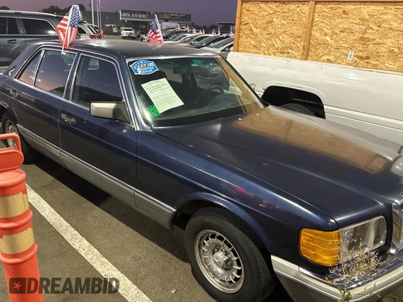 1984 Mercedes-Benz 500 z VIN WDBCA37A9EA027109, wystawiony jako Copart lot #74401344 z przebiegiem 137 953 mil mil oraz Tytuł czysty. Historia ofert i sprzedaży dostępna na DreamBid. Obrazek 1.