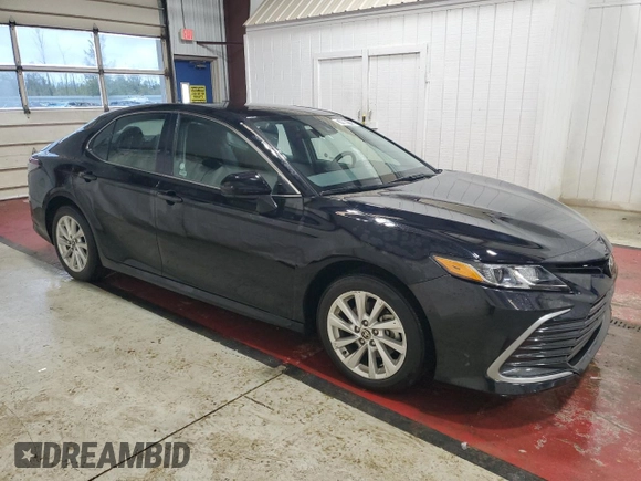 2024 Toyota Camry LE z VIN 4T1C11AK7RU221810, wystawiony jako Copart lot #57886175 z przebiegiem 31 492 mil mil oraz Czysty tytuł • Clean title. Historia ofert i sprzedaży dostępna na DreamBid. Obrazek 4.