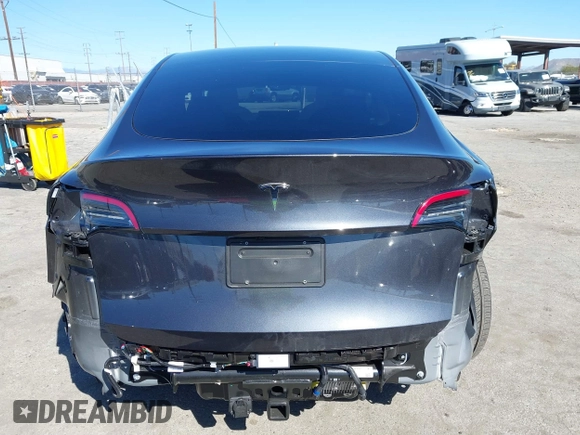 2025 Tesla Model Y Long Range z VIN 7SAYGDED0SF314885, wystawiony jako IAAI lot #41871384 z przebiegiem 1 795 mil mil oraz . Historia ofert i sprzedaży dostępna na DreamBid. Obrazek 17.