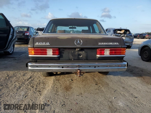 1983 Mercedes-Benz 300 D z VIN WDBAB33A8DB025998, wystawiony jako Copart lot #79548214 z przebiegiem 232 276 mil mil oraz Czysty tytuł • Clean title. Historia ofert i sprzedaży dostępna na DreamBid. Obrazek 6.