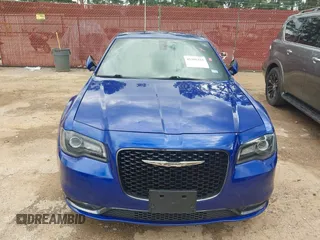 2019 Chrysler 300 S z VIN 2C3CCABG2KH697632, wystawiony jako IAAI lot #42205333 z przebiegiem 82 250 mil mil oraz . Historia ofert i sprzedaży dostępna na DreamBid. Obrazek 6.
