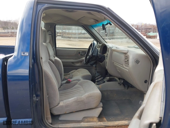2000 Chevrolet S-10 LS with VIN 1GCCS145XYK251420, listed as a IAAI auction lot 41415213 with 145,683 mi miles. Bid and sale history available at carsss.com. Image 5.