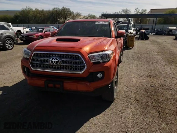 2017 Toyota Tacoma SR5 z VIN 3TMCZ5AN1HM096157, wystawiony jako Copart lot #74628764 z przebiegiem 91 998 mil mil oraz Szkoda całkowita • Salvage title. Historia ofert i sprzedaży dostępna na DreamBid. Obrazek 11.