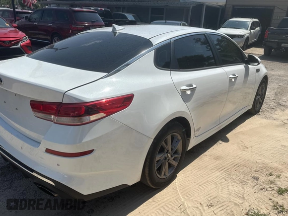 2020 Kia Optima LX z VIN 5XXGT4L3XLG424131, wystawiony jako Copart lot #58157845 z przebiegiem 103 682 mil mil oraz Czysty tytuł • Clean title. Historia ofert i sprzedaży dostępna na DreamBid. Obrazek 4.