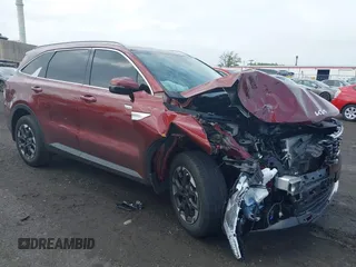 2025 Kia Sorento S z VIN 5XYRL4JC8SG356062, wystawiony jako IAAI lot #42274512 z przebiegiem 9 865 mil mil oraz . Historia ofert i sprzedaży dostępna na DreamBid. Obrazek 1.