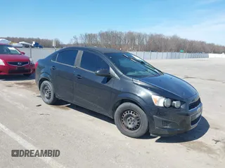 2013 Chevrolet Sonic LS z VIN 1G1JA5SH9D4165120, wystawiony jako IAAI lot #41815014 z przebiegiem 130 250 mil mil oraz . Historia ofert i sprzedaży dostępna na DreamBid. Obrazek 1.