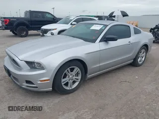 2014 Ford Mustang V6 z VIN 1ZVBP8AM3E5228599, wystawiony jako IAAI lot #42656325 z przebiegiem 185 188 mil mil oraz . Historia ofert i sprzedaży dostępna na DreamBid. Obrazek 17.
