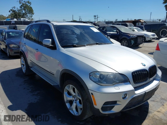 2012 BMW X5 35d z VIN 5UXZW0C5XCL665504, wystawiony jako IAAI lot #41835285 z przebiegiem 134 245 mil mil oraz . Historia ofert i sprzedaży dostępna na DreamBid. Obrazek 1.