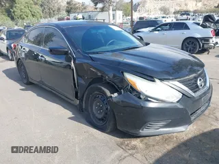 2017 Nissan Altima S z VIN 1N4AL3AP7HC475721, wystawiony jako IAAI lot #41933152 z przebiegiem 241 759 mil mil oraz . Historia ofert i sprzedaży dostępna na DreamBid. Obrazek 1.