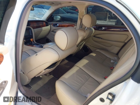 2007 Jaguar XJ with VIN SAJWA79B27SH14560, listed as a IAAI auction lot 41442056 with 1 mi miles. Bid and sale history available at carsss.com. Image 8.