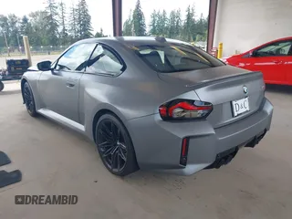 2024 BMW M2 z VIN 3MF13DM08R8E83248, wystawiony jako IAAI lot #42272913 z przebiegiem 4 647 mil mil oraz . Historia ofert i sprzedaży dostępna na DreamBid. Obrazek 3.