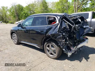 2025 BMW X1 xDrive28i z VIN WBX73EF00S5040226, wystawiony jako Copart lot #55575725 z przebiegiem 397 mil mil oraz Szkody całkowita. Historia ofert i sprzedaży dostępna na DreamBid. Obrazek 2.