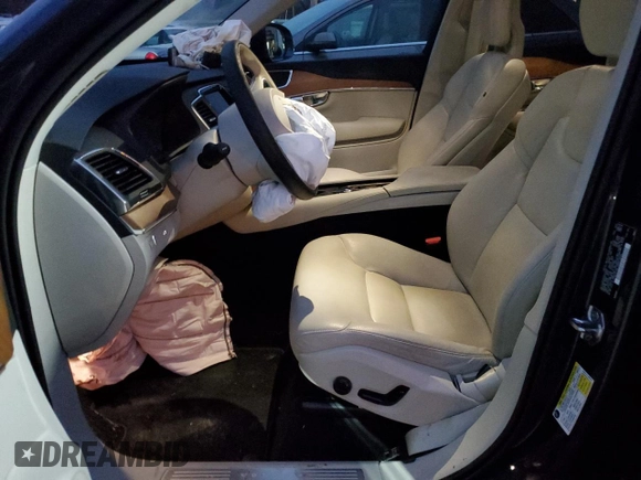 2021 Volvo XC90 Momentum with VIN YV4A22PK1M1712919, listed as a Copart auction lot 70035702 with 18,731 mi miles. Bid and sale history available at carsss.com. Image 7.