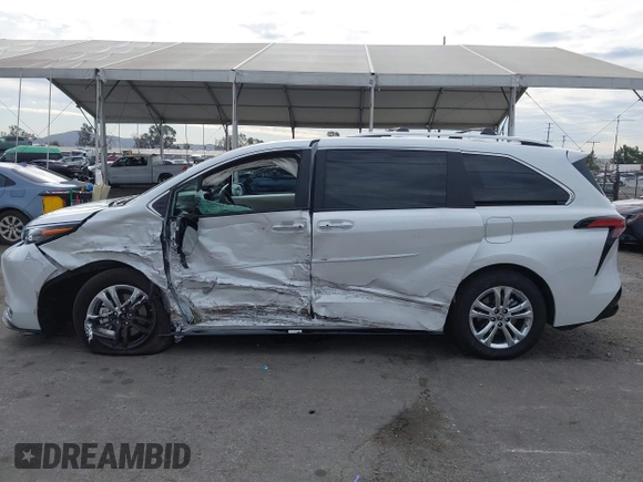 2024 Toyota Sienna Platinum z VIN 5TDESKFC4RS119032, wystawiony jako IAAI lot #41068384 z przebiegiem 10 497 mil mil oraz . Historia ofert i sprzedaży dostępna na DreamBid. Obrazek 14.