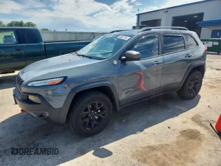 2015 Jeep Cherokee Trailhawk z VIN 1C4PJMBS4FW687328, wystawiony jako Copart lot #58927765 z przebiegiem 119 483 mil mil oraz Nie do naprawy • Non repairable. Historia ofert i sprzedaży dostępna na DreamBid. Obrazek 1.