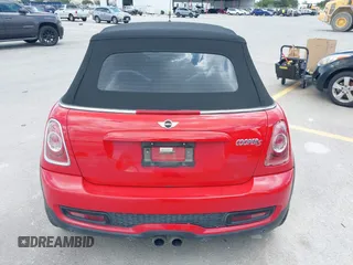 2014 MINI Convertible S z VIN WMWZP3C56ET707702, wystawiony jako IAAI lot #42431046 z przebiegiem 65 726 mil mil oraz . Historia ofert i sprzedaży dostępna na DreamBid. Obrazek 16.