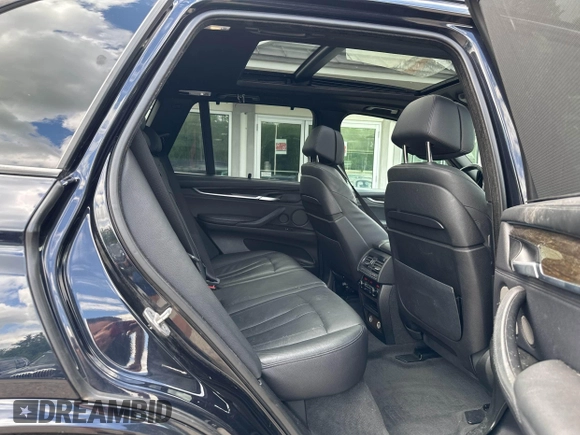 2015 BMW X5 xDrive50i z VIN 5UXKR6C56F0J75840, wystawiony jako IAAI lot #42409738 z przebiegiem 178 875 mil mil oraz . Historia ofert i sprzedaży dostępna na DreamBid. Obrazek 8.