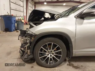 2018 Toyota Highlander SE z VIN 5TDJZRFH7JS551309, wystawiony jako IAAI lot #41801990 z przebiegiem 132 970 mil mil oraz . Historia ofert i sprzedaży dostępna na DreamBid. Obrazek 19.