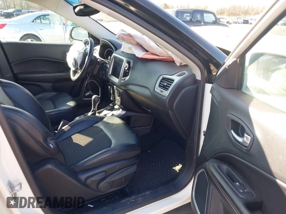 2018 Jeep Compass Latitude z VIN 3C4NJDBB9JT436746, wystawiony jako IAAI lot #41857850 z przebiegiem 126 610 mil mil oraz . Historia ofert i sprzedaży dostępna na DreamBid. Obrazek 5.