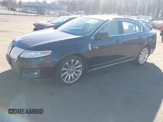 2011 Lincoln MKS EcoBoost z VIN 1LNHL9FT1BG608776, wystawiony jako IAAI lot #40822634 z przebiegiem 117 458 mil mil oraz . Historia ofert i sprzedaży dostępna na DreamBid. Obrazek 2.