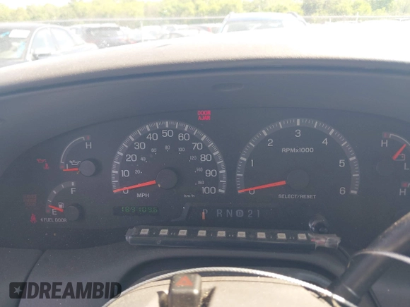 2001 Ford F-150 XLT z VIN 1FTRW07L81KA32285, wystawiony jako IAAI lot #42134835 z przebiegiem 189 109 mil mil oraz . Historia ofert i sprzedaży dostępna na DreamBid. Obrazek 7.