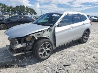 2018 BMW X1 sDrive28i z VIN WBXHU7C39J3F04591, wystawiony jako Copart lot #56824545 z przebiegiem 62 990 mil mil oraz Szkody całkowita. Historia ofert i sprzedaży dostępna na DreamBid. Obrazek 1.