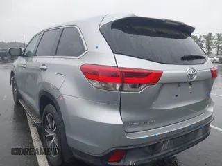 2019 Toyota Highlander LE z VIN 5TDBZRFH9KS975208, wystawiony jako IAAI lot #42277456 z przebiegiem 97 421 mil mil oraz . Historia ofert i sprzedaży dostępna na DreamBid. Obrazek 3.