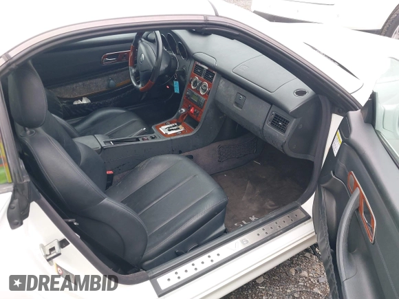 2001 Mercedes-Benz SLK 230/320 z VIN WDBKK65F21F209191, wystawiony jako IAAI lot #41902165 z przebiegiem 75 877 mil mil oraz . Historia ofert i sprzedaży dostępna na DreamBid. Obrazek 5.