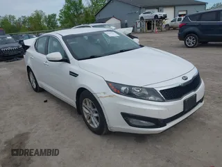 2013 Kia Optima LX z VIN KNAGM4A79D5392147, wystawiony jako IAAI lot #42245226 z przebiegiem 97 499 mil mil oraz . Historia ofert i sprzedaży dostępna na DreamBid. Obrazek 1.