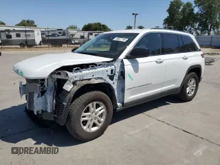 2023 Jeep Grand Cherokee Laredo z VIN 1C4RJHAG9PC523590, wystawiony jako Copart lot #56027155 z przebiegiem 42 522 mil mil oraz Szkoda całkowita • Salvage title. Historia ofert i sprzedaży dostępna na DreamBid. Obrazek 1.