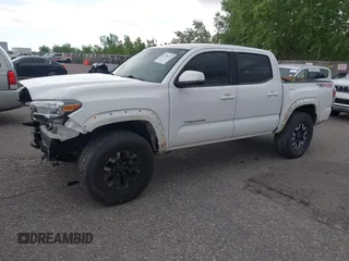 2020 Toyota Tacoma SR5 z VIN 5TFCZ5AN5LX242708, wystawiony jako IAAI lot #42356772 z przebiegiem 65 442 mil mil oraz . Historia ofert i sprzedaży dostępna na DreamBid. Obrazek 14.