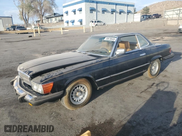 1985 Mercedes-Benz 380 z VIN WDBBA45C6FA018567, wystawiony jako Copart lot #49676645 z przebiegiem 129 320 mil mil oraz Czysty tytuł • Clean title. Historia ofert i sprzedaży dostępna na DreamBid. Obrazek 1.